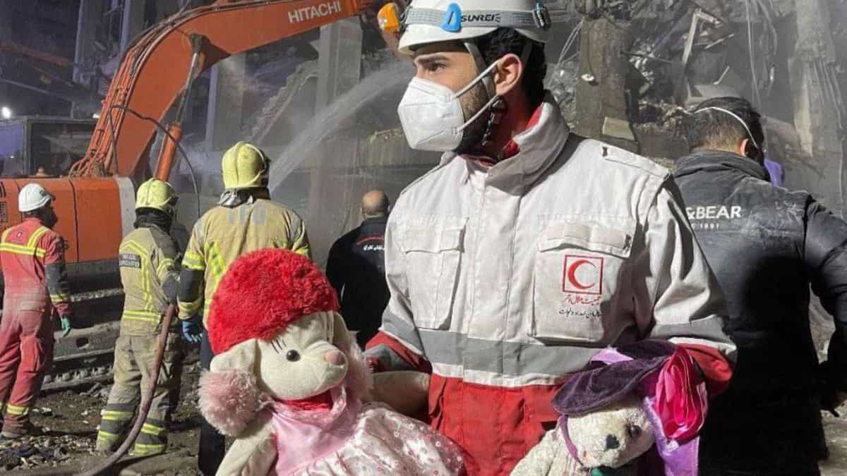 یک کارمند هلال احمر و دو عروسک بچه در آوراها