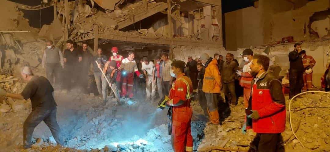 خانه های ویران و هلال احمر ها در کمک