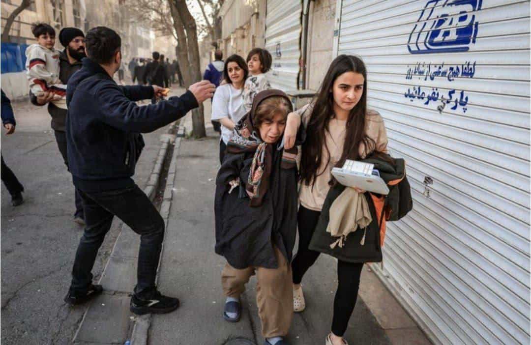 تصاویر زنان و بچه ها در خیابان با مردان پس از انفجار