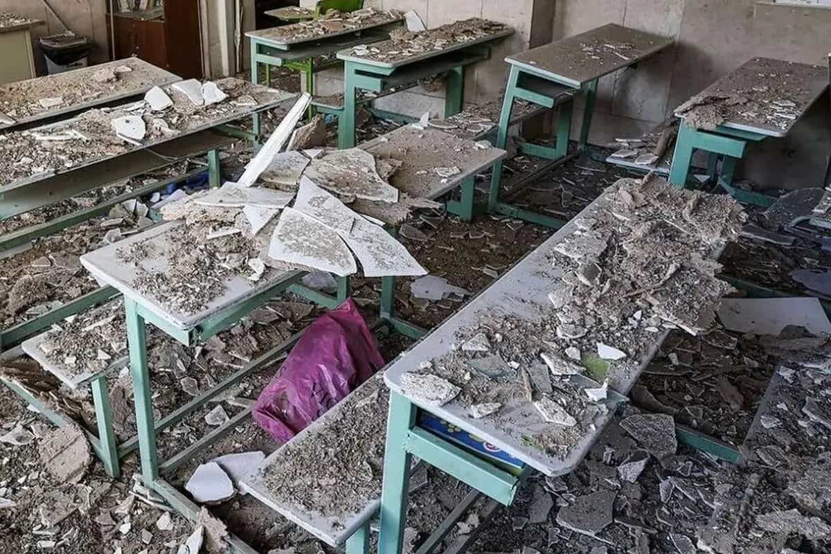 نیمکتهای یک کلاس درس بعد از حمله آمریکا