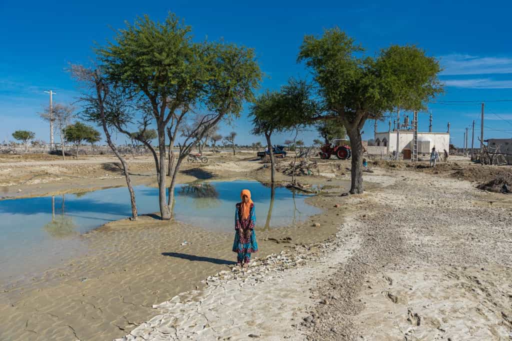 تصویری از یک دختر در نزدیکی یک مزرعه زیر آب‌گرفته پس از وقوع سیل ناگهانی در مناطق زرآباد و دشتیاری در استان سیستان و بلوچستان، ایران در ۲۰ ژانویه ۲۰۲۰.