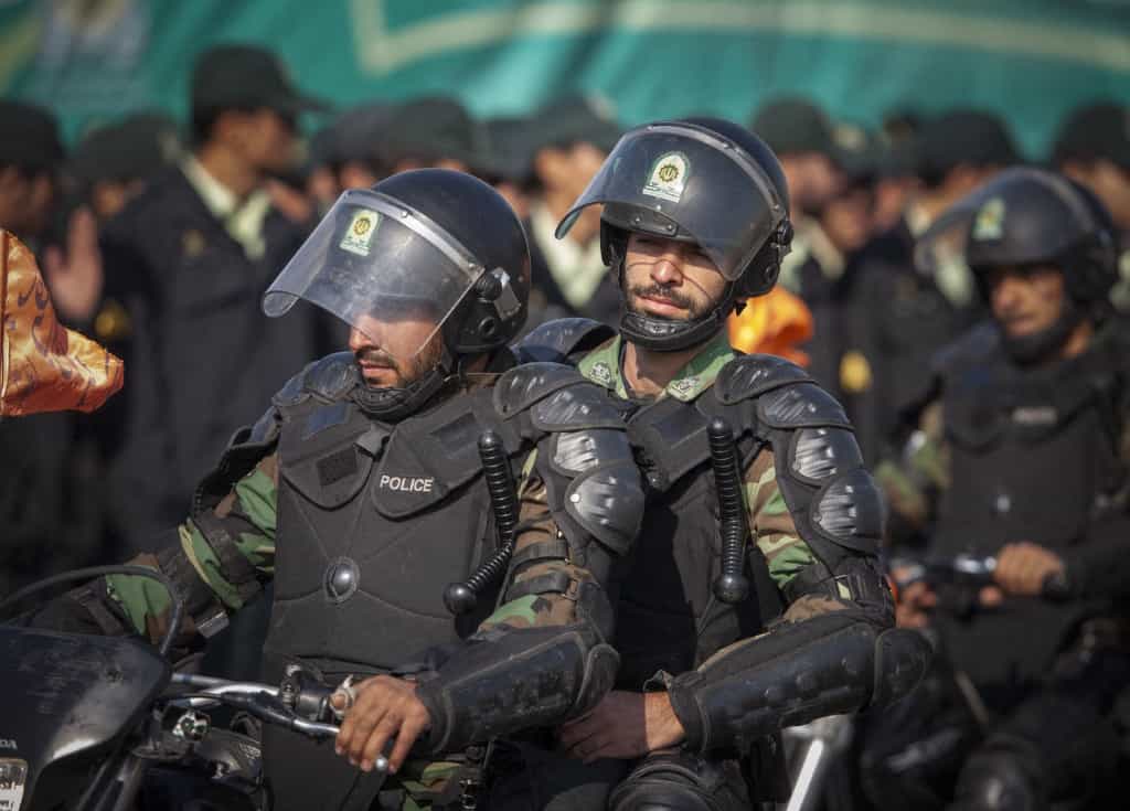 اعضای یگان ویژه پلیس ایران در جریان یک رژه نظامی در تهران سوار بر موتورسیکلت هستند.