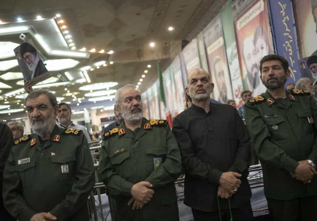 فرماندهان و امرای سپاه پاسداران انقلاب اسلامی، محسن رضایی (چپ)، علی فدوی (دوم از چپ)، احمد وحیدی (دوم از راست) و حسن حسن‌زاده (راست) در مراسم یادبودی برای فرماندهان سپاه، دانشمندان هسته‌ای و غیرنظامیان کشته‌شده در جنگ ایران و اسرائیل در مسجد جامع امام خمینی در مرکز شهر تهران، ایران، در تاریخ ۲ ژوئیه ۲۰۲۵ شرکت می‌کنند.