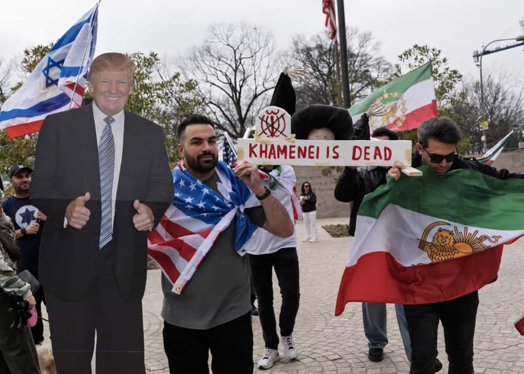 ظاهرکنندگان از ایرانیان خارج از کشور، در تاریخ ۷ مارس ۲۰۲۶، پس از گزارش مرگ علی خامنه‌ای، رهبر ایران، پس از حمله مشترک آمریکا و اسرائیل در ۲۸ فوریه، در نزدیکی کاخ سفید در واشنگتن دی سی تجمع کردند. تظاهرکنندگان نمادهای ایران قبل از انقلاب را حمل می‌کنند و در عین حال خواستار تغییر رژیم هستند و به تشدید تنش‌ها پس از حملات موشکی و پهپادی تلافی‌جویانه ایران به اسرائیل و متحدان آمریکا در منطقه واکنش نشان می‌دهند.