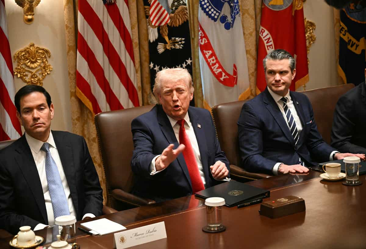 دونالد ترامپ، رئیس‌جمهور آمریکا، در حالی که مارکو روبیو، وزیر امور خارجه (چپ) و پیت هگست، وزیر دفاع (راست) در کنار او هستند، طی جلسه کابینه در اتاق کابینه کاخ سفید در واشنگتن دی‌سی، روز ۲۶ مارس ۲۰۲۶ سخنرانی می‌کند. (عکس از جیم واتسون / ای‌اف‌پی)