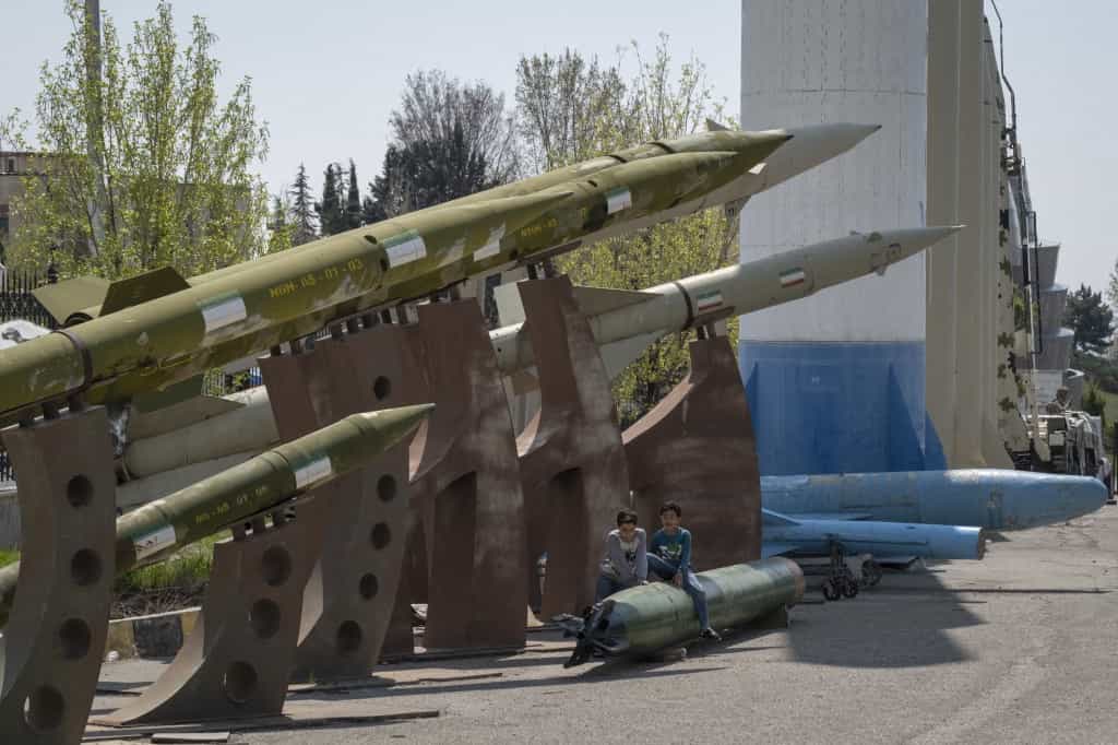 دو پسر بچه ایرانی در بازدید از موزه جنگ در تهران