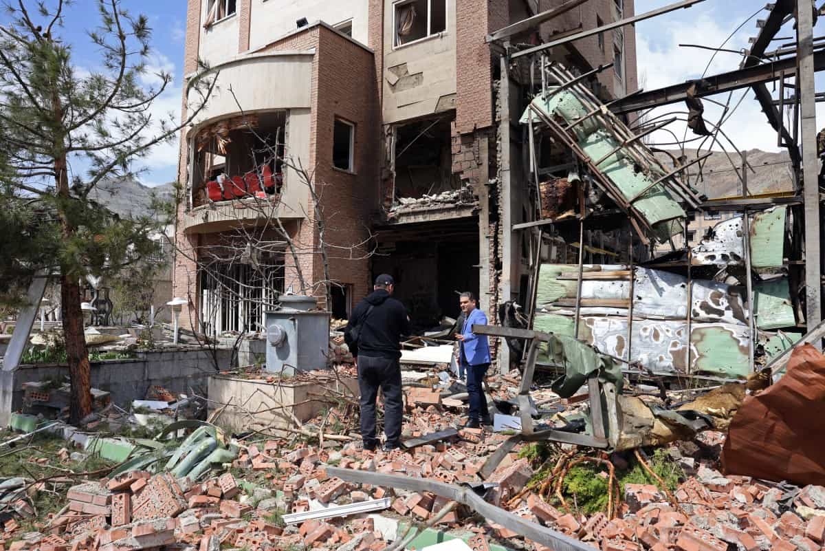 ساختمان ویران شده دانشگاه شهید بهشتی و دو ومرد