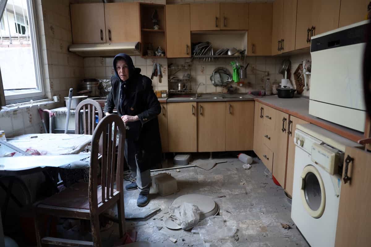 یک ساکن ایرانی پس از حملات اسرائیل و آمریکا که طبق گزارش رسانه‌های محلی، کنیسه رفیع نیا و ساختمان‌های مسکونی مجاور آن در تهران را ویران کرد، در 7 آوریل 2026، در خانه آسیب‌دیده خود ایستاده است.