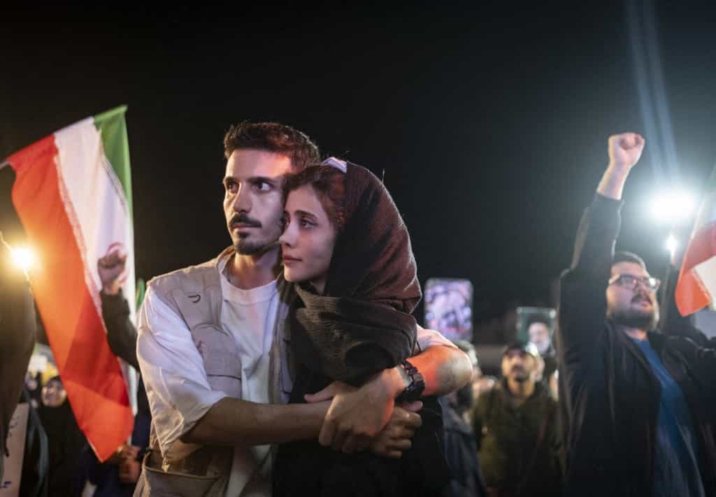 تهران، ایران، در 19 فروردین 1405، یک زوج جوان ایرانی در آغوش هم دیده میشوند