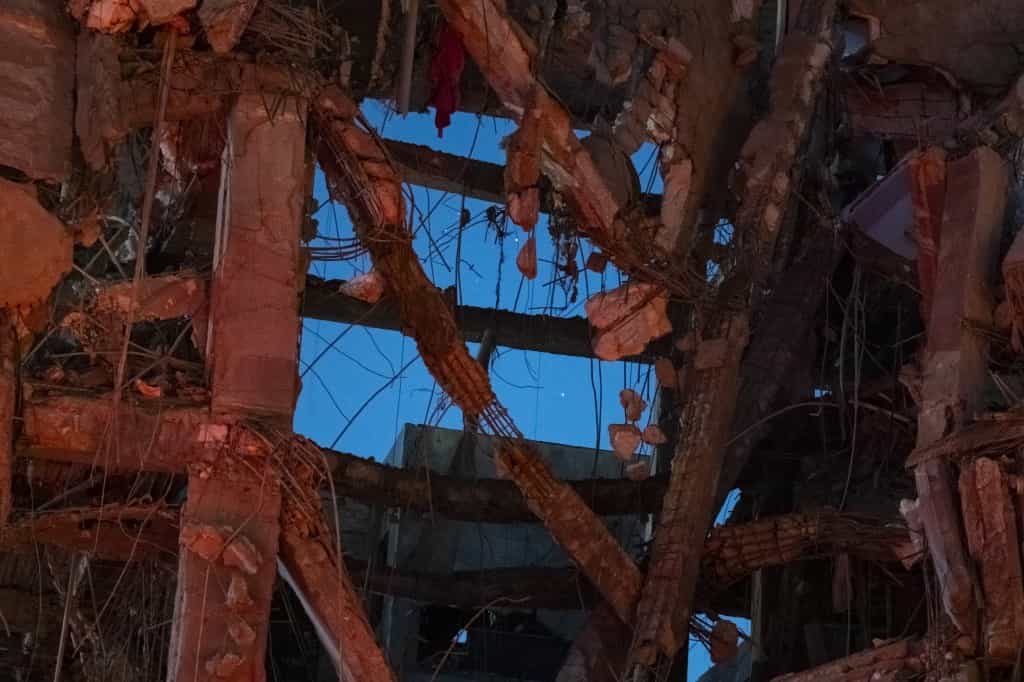 نمایی از ویرانه‌های یک ساختمان تخریب‌شده در یک منطقه مسکونی در تهران، ایران