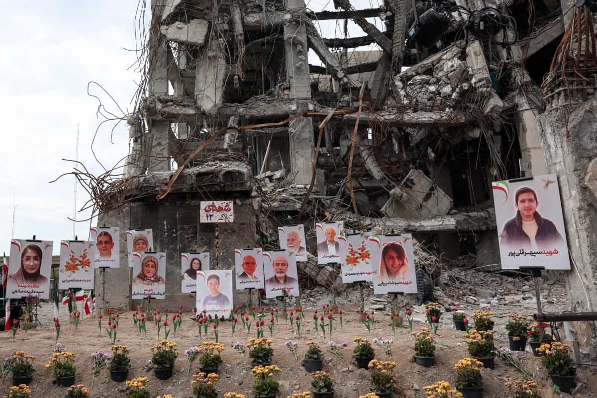 این عکس، پرتره‌هایی از قربانیانی را نشان می‌دهد که بنا به گزارش‌ها در حمله هوایی آمریکا و اسرائیل به ساختمان مسکونی که این تصاویر در نزدیکی آن به نمایش گذاشته شده است