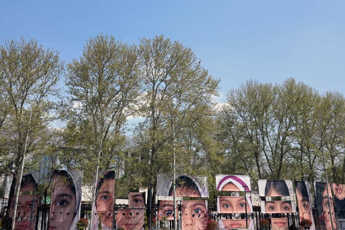 تصاویر کودکانی که در حمله مرگبار به مدرسه‌ای در شهر میناب در جنوب ایران در روز اول جنگ که منجر به کشته شدن حداقل ۱۶۵ نفر، که بیشتر آنها کودک بودند، شد، در ۱۶ آوریل ۲۰۲۶ در میدان تجریش تهران نصب شده است.