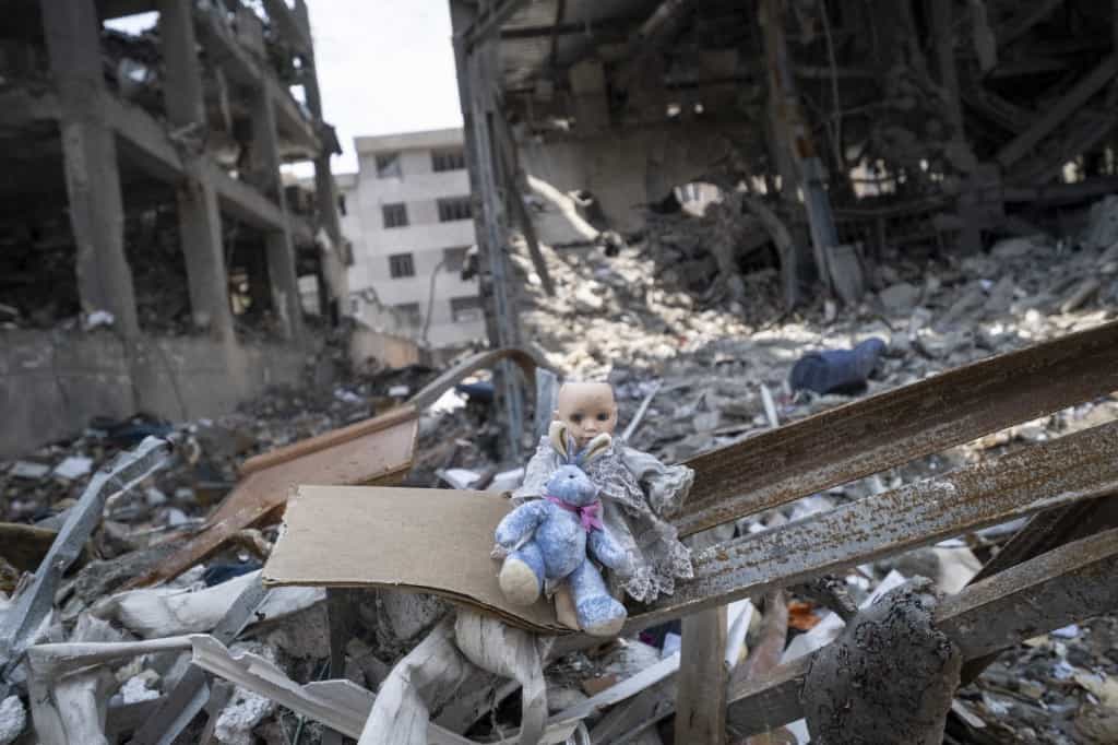 عکسی از عروسک‌ها در میان خرابه‌های ساختمان‌ها در تهران، ایران، در تاریخ ۲۰ آوریل ۲۰۲۶.