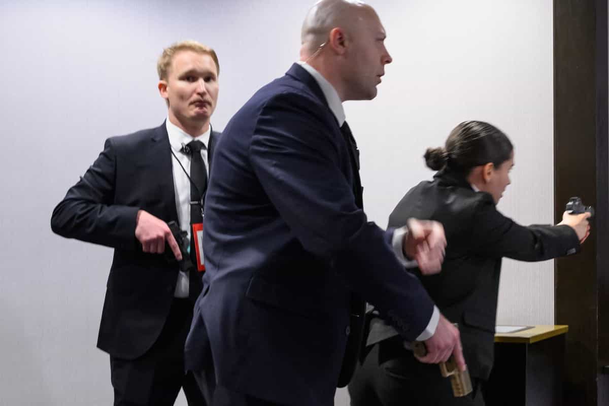 مأموران پس از شنیدن صداهای بلند در جریان شام خبرنگاران کاخ سفید در هیلتون واشنگتن در واشنگتن، دی سی، در 25 آوریل 2026، اسلحه های خود را بیرون کشیدند.