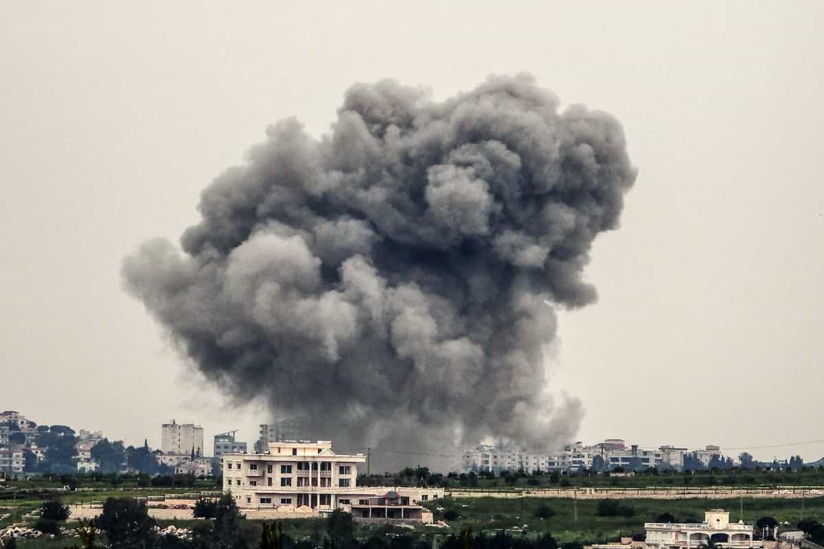 دود از مناطق هدف قرار گرفته در شهر شوکینه، در استان نبطیه لبنان، پس از یک حمله هوایی، در 26 آوریل 2026 بلند می‌شود.