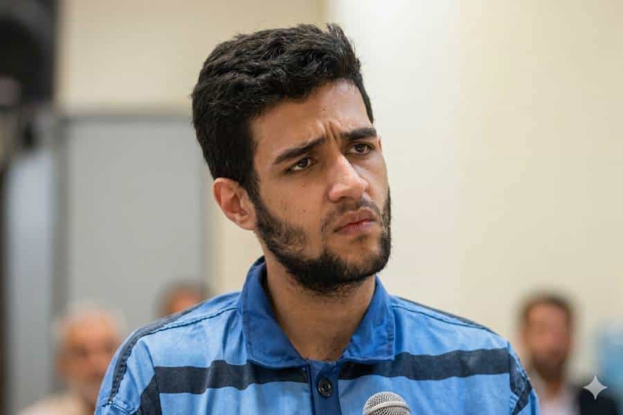 تصویری از چهر امیرعلی میرجعفری با لباس زندان در دادگاه