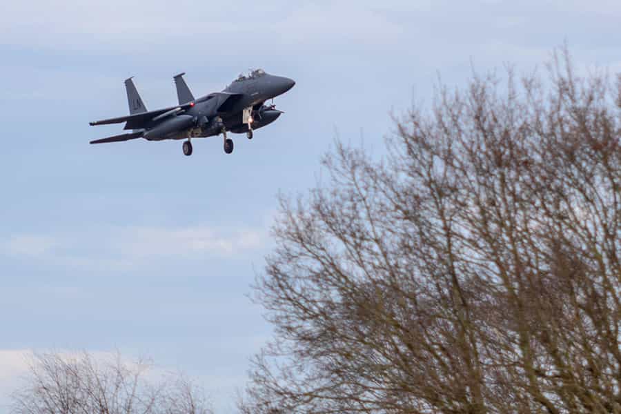 یک هواپیمای جنگنده آمریکایی از نوع اف-۱۵ بر فراز آسمان