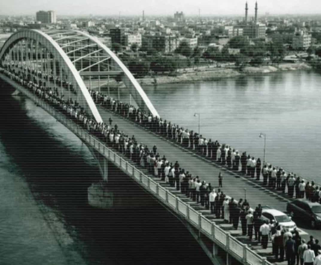 مدافعان انسانی: مردم بر روی پل سفید اهواز برای دفاع از آن در برابر بمباران آمریکا و اسرائیل (نیمه فروردین ۱۴۰۵)