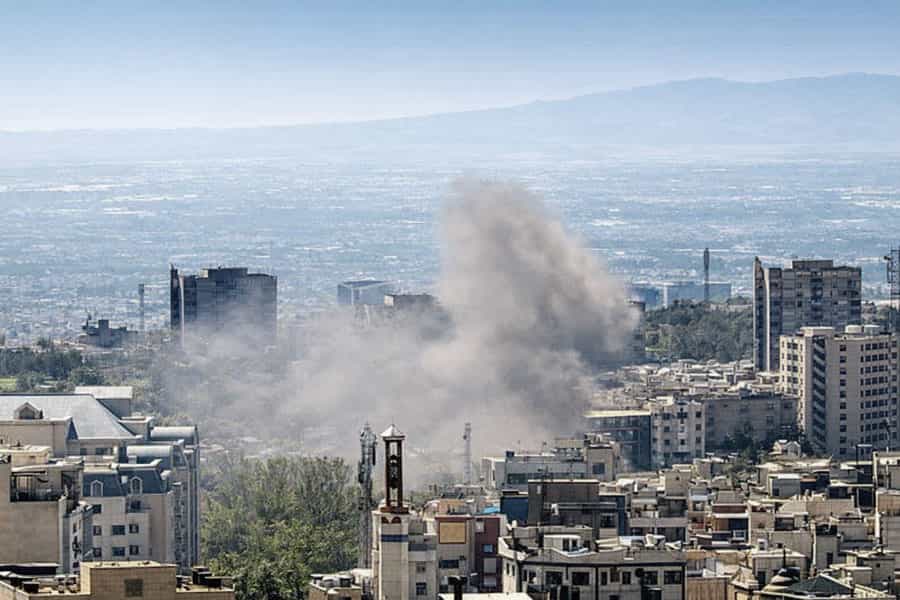 در میان ساختمان‌ها انفجاری رخ داده است.