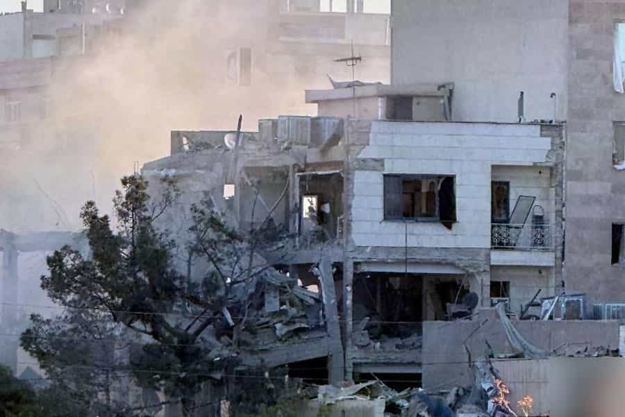 تصویری از یک خانه ویرانشده پس از حملات هوایی