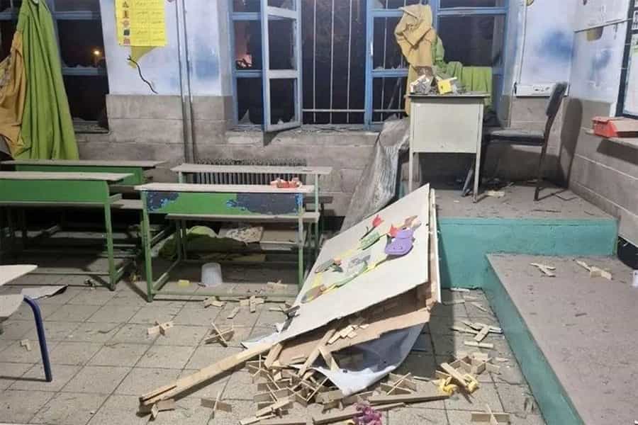 تصویر آسیب به یک کلاس درس را نشان می‌دهد.