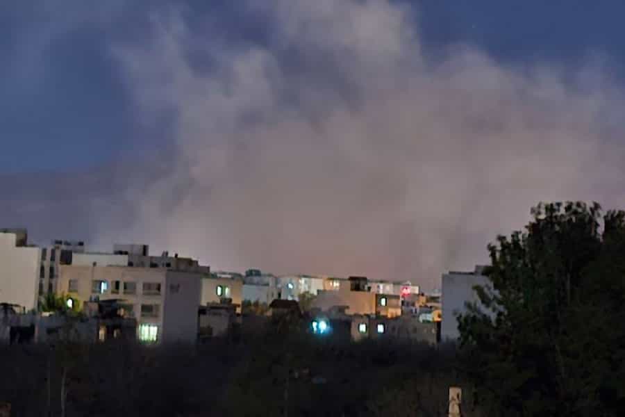 در هوای صبحگاهی نیمه روشن انفجاری در پشت ساختمان‌های شهر شیراز رخ داده است.