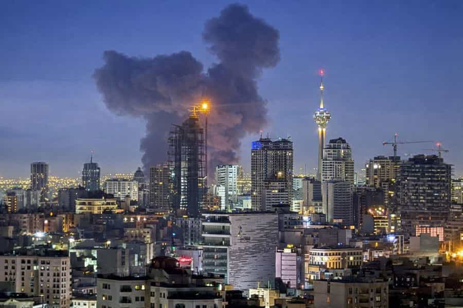 نیمه‌شب است و چراغ‌های تهران روشن است، انفجاری در وسط تصویر دیده می‌شود. برج میلاد تهران در تصویر مشخص است.