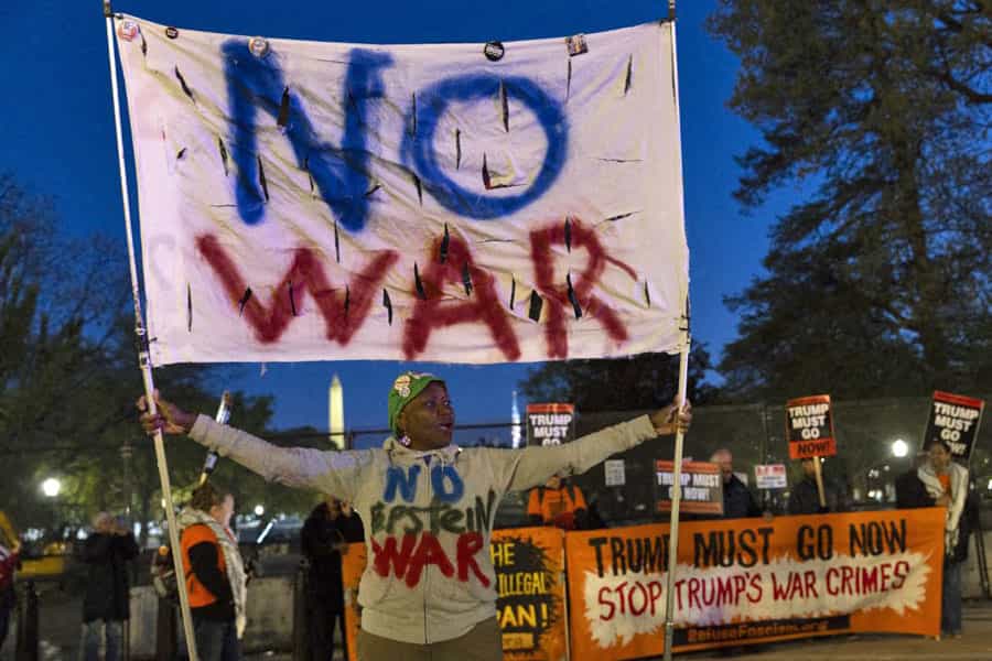تصویری تظاهرات ضدجنگ در واشنگتن دی سی، بیرون کاخ سفید. یک نفر پلاکارد «نه به جنگ» در دست گرفته است.