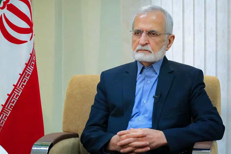 چهره کمال خرازی در کنار پرچم جمهوری اسلامی