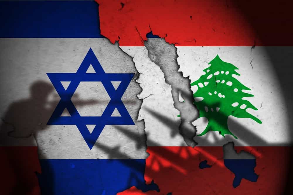 پرچمهای لبنان و اسرائیل و سایه موشکها و سربازان مسلح روی آنها