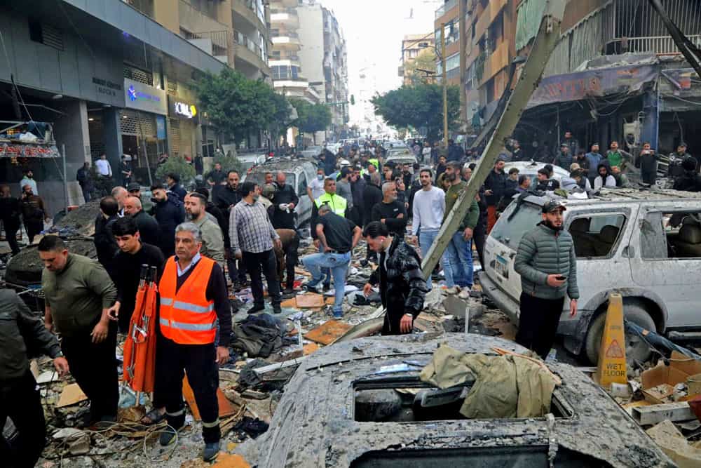 امدادگران و ساکنان محل یک حمله هوایی اسرائیل در بیروت، در میان آوار جمع شده‌اند