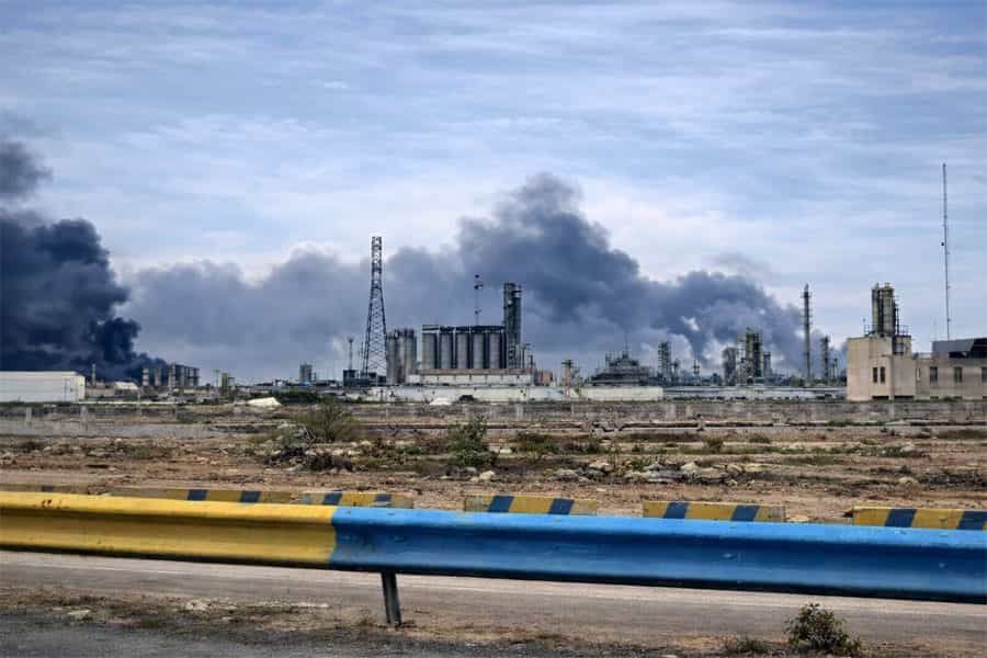 نمایی دور از دود سیاهی که از تأسیسات پتروشیمی ماهشهر به آسمان برخاسته است.