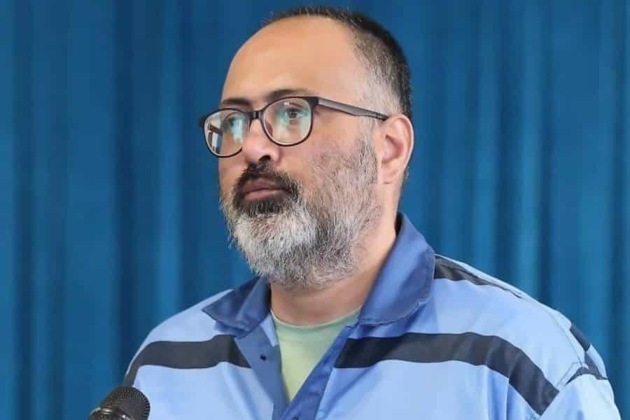 تصویری از چهره مهدی فرید با عینک و لباس زندان