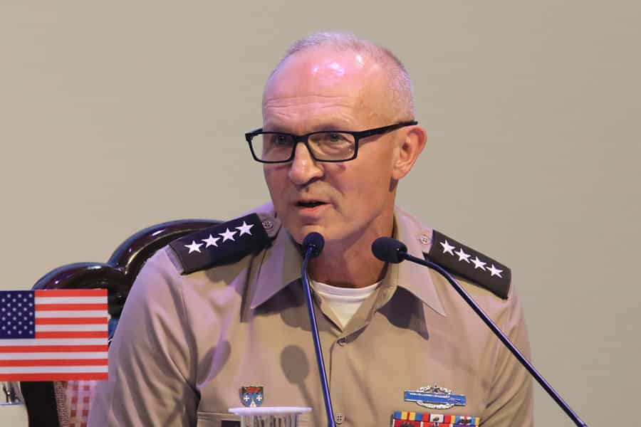 تصویری از چهره ژنرال رندی جورج، رئیس سابق ستاد ارتش آمریکا با لباس نظامی در کنار پرچم کوچکی از آمریکا