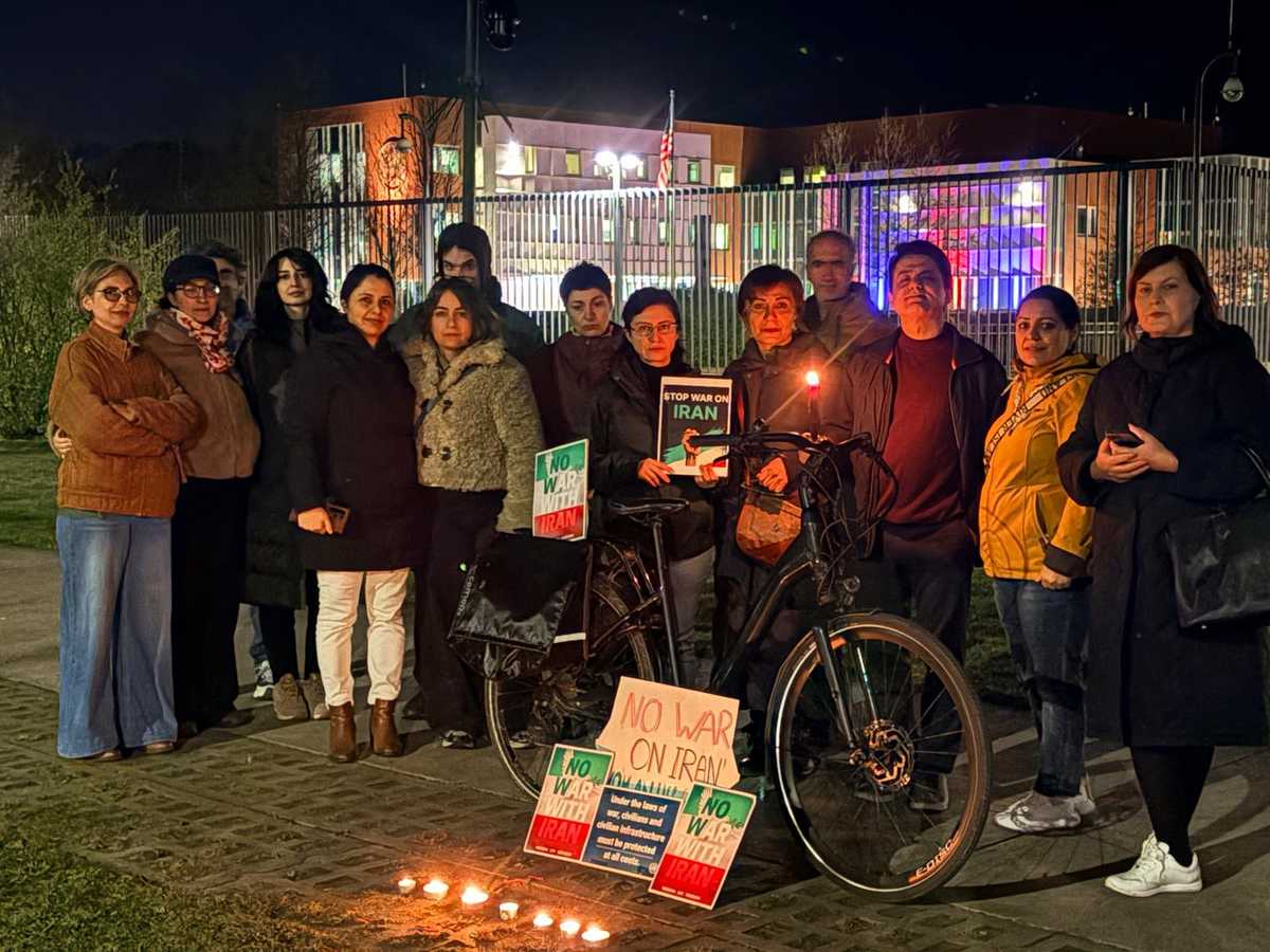 چندین ایرانی در کنار سفارت امریکا