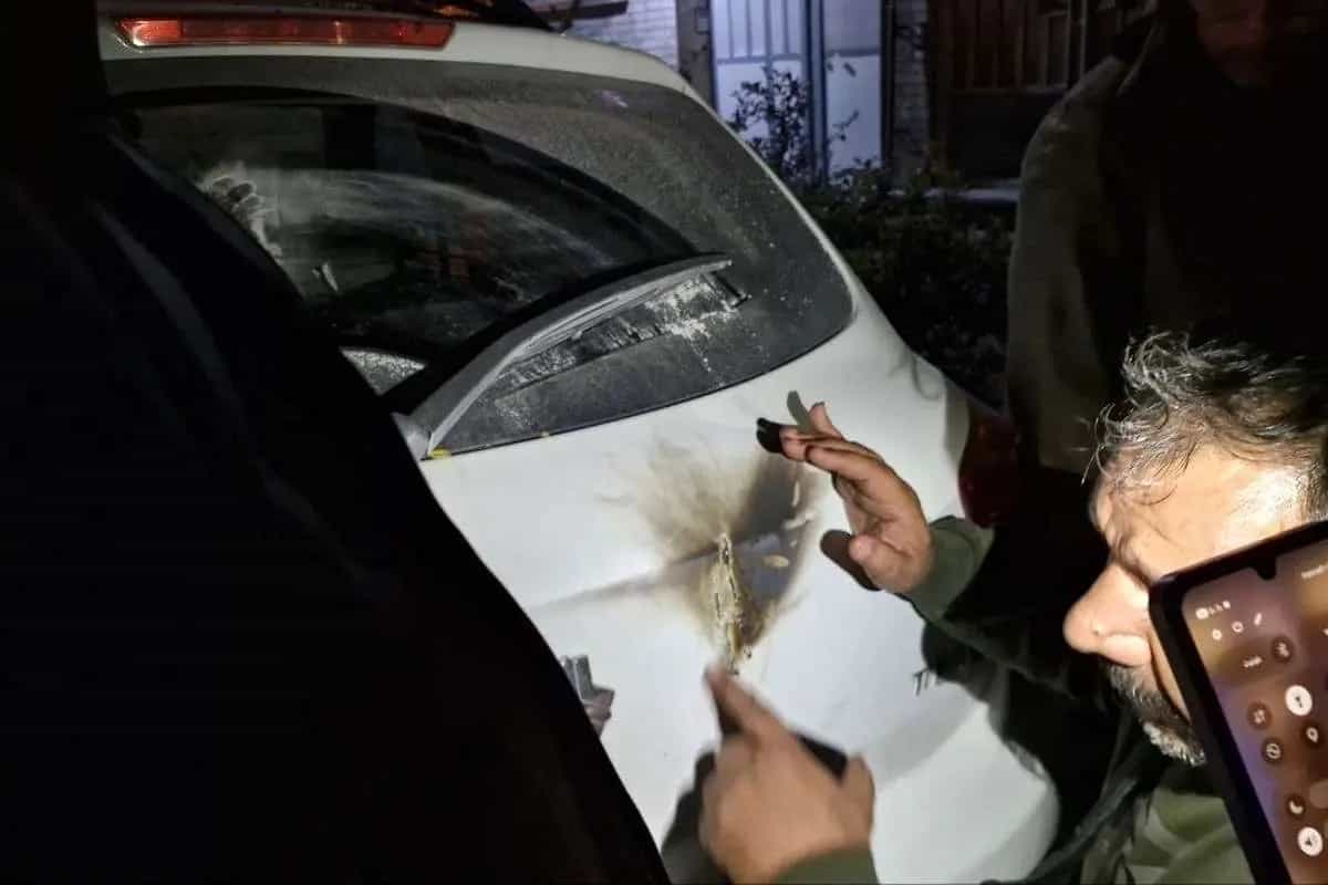 ‌آثار انفجار بر روی یک خودرو نشان داده می‌شود
