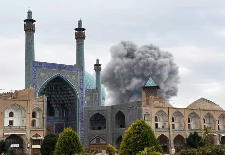 دود غلیظ ناشی از حملات در اطراف مسجد جامع اصفهان (یکی از بناهای تاریخی آسیبدیده در نزدیکی میدان نقش جهان).