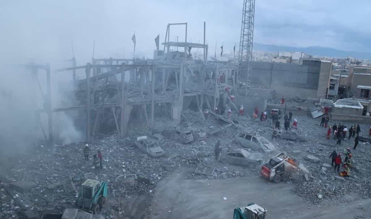 امدادگران هلال احمر در یک مجتمع صنعتی بعد از حمله امریکا