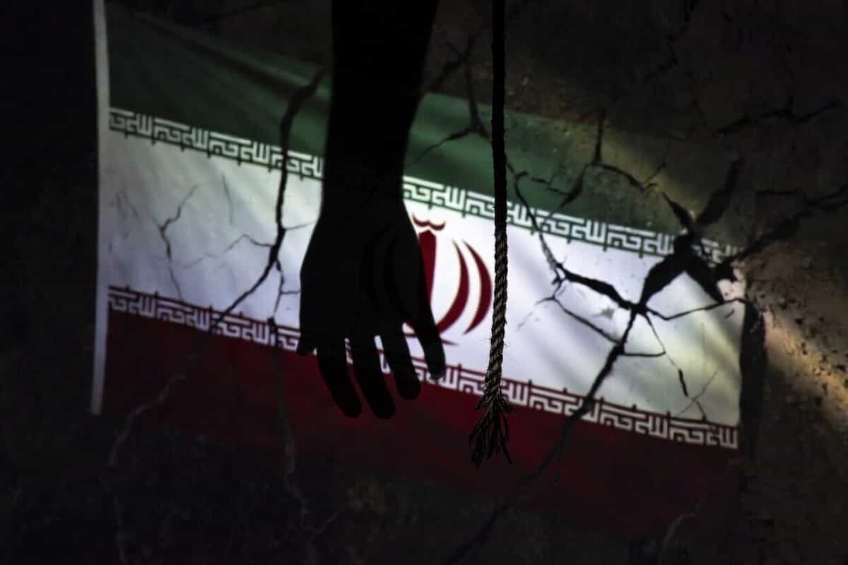 حکومت ایران چگونه از جنگ برای سرکوب مخالفان بهره می‌برد؟ (عکس: زمانه با استفاده از امکانات هوش مصنوعی در یک چارچوب نمادین)