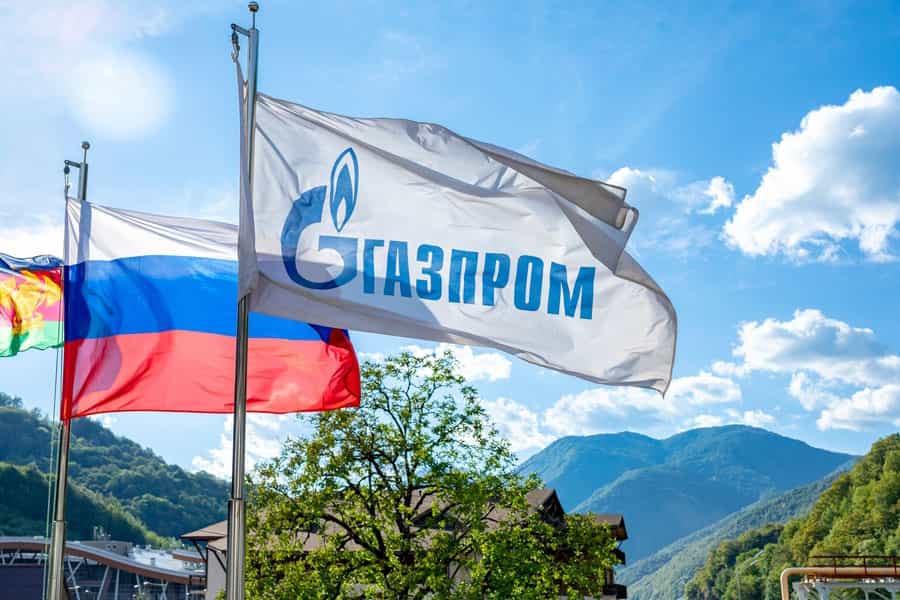 تصویری از دو پرچم شرکت روسی «گازپروم» و روسیه