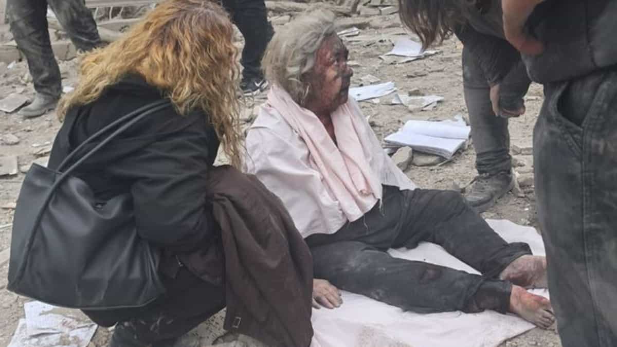 یک زن سالخورده خاکی شده پس از حمله نظامی در جنگ و یک زن دیگر گکنارش