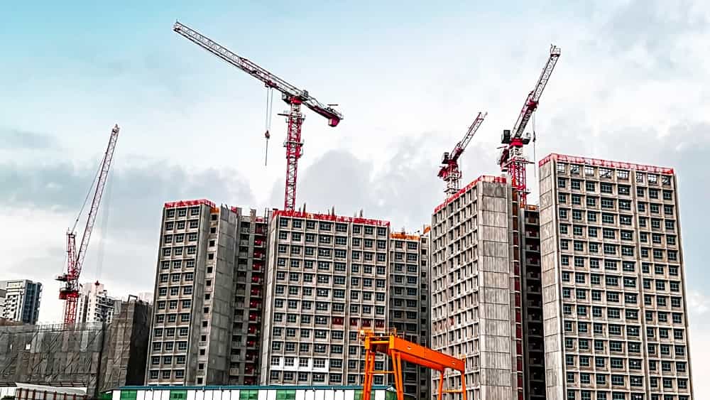 تصویری از ساختمان‌های نیمه‌ساخت و جرثقیل‌های اطراف آن‌ها