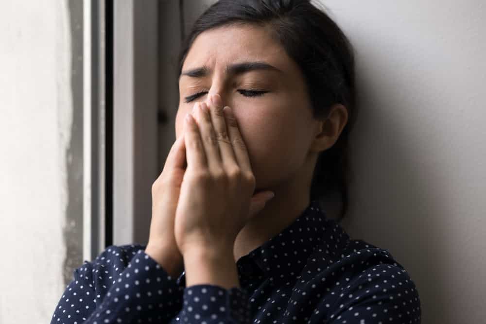 عکس زنی نگران و ترسیده با موهای مشکی