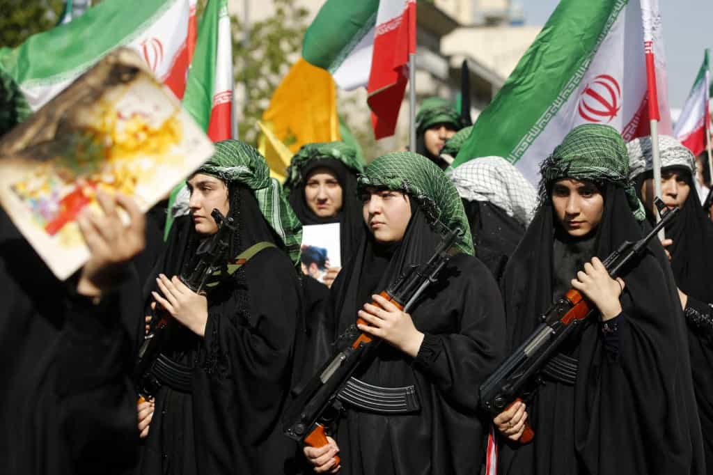 زنان در یک راهپیمایی طرفدارانه دولت به مناسبت روز ارتش ملی، که از میدان امام حسین در تهران، ایران در ۱۷ آوریل ۲۰۲۶ آغاز شد، شرکت می‌کنند. در طول این راهپیمایی، برخی از زنان در یک رژه نظامی شامل وسایل نقلیه نظامی و حمل سلاح و پرتابگرهای موشک شرکت داشتند.