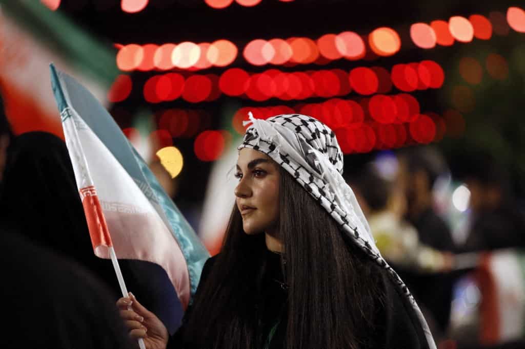 هزاران نفر با در دست داشتن پرچم‌های ایران، در میدان انقلاب برای اعتراض علیه ایالات متحده و اسرائیل، در تهران، ایران در ۲۵ آوریل ۲۰۲۶ تجمع کردند