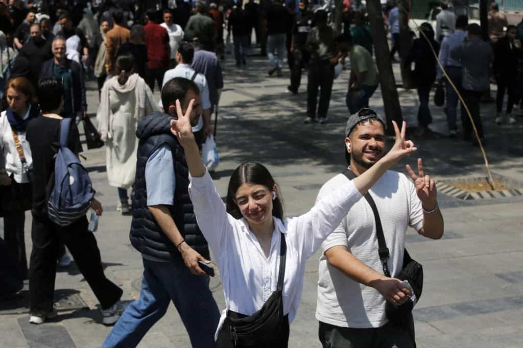 تهران، ایران - ۲۸ آوریل: مردم در تهران، ایران، در ۲۸ آوریل ۲۰۲۶، با بازگشت زندگی به ریتم قبل از درگیری در طول آتش‌بس پس از حملات آمریکا و اسرائیل، به روال عادی خود ادامه می‌دهند. کاهش نگرانی‌های امنیتی و گرم‌تر شدن هوا، ساکنان بیشتری را به فضای باز کشانده است. جمعیت، به ویژه در اطراف بازار بزرگ در جنوب تهران و دستفروشان خیابانی اطراف، تجمع می‌کنند