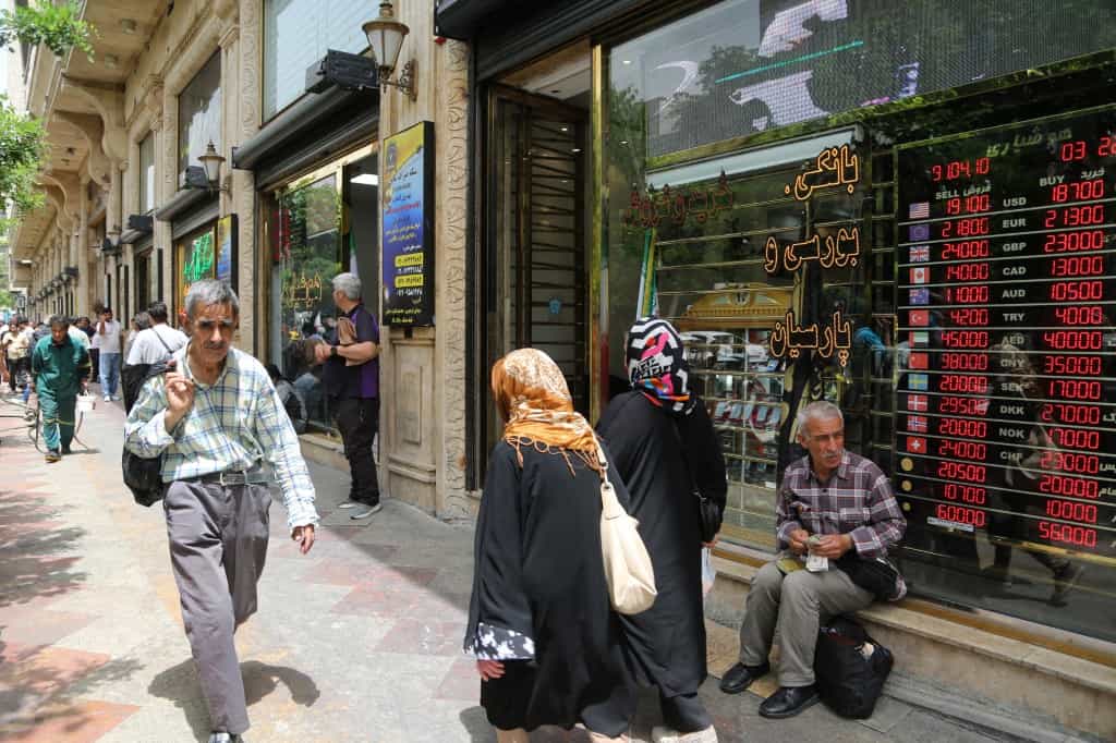 چند شهروند ایرانی زن و مرد در خیابان