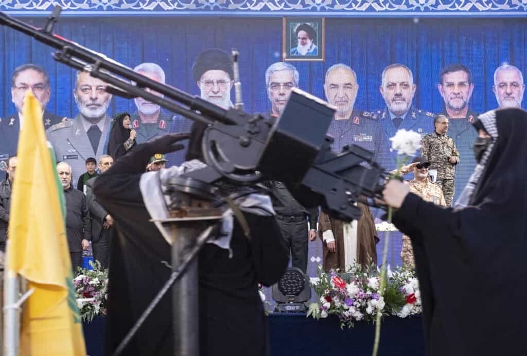 یک زن پشت سلاح