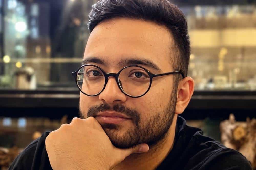 تصویری از چهره عرفان شکورزاده با عینکی بر چشم