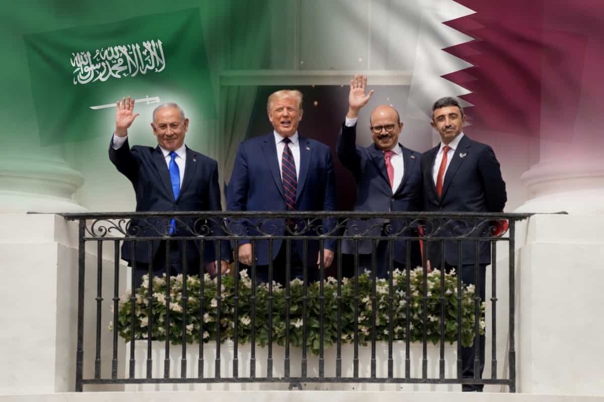 واشنگتن دیسی، آمریکا - ۱۵ سپتامبر ۲۰۲۰: بنیامین نتانیاهو نخست‌وزیر اسرائیل، دونالد ترامپ رئیس جمهوری آمریکا، عبداللطیف بن راشد الزایانی وزیر خارجه بحرین و عبدالله بن زاید آل نهیان وزیر خارجه امارات در مراسم امضای توافق چهار کشور موسوم به «توافق ابراهیم» در کاخ سفید.ـ عکس از shutterstock همراه با ویرایش پرچم‌های عربستان و قطر توسط زمانه